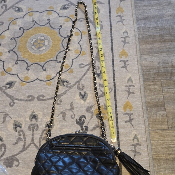 A Chanel Vibe Black Genuine Leather Quilted Diamond Purse W Tassel - Picture 8 of 13